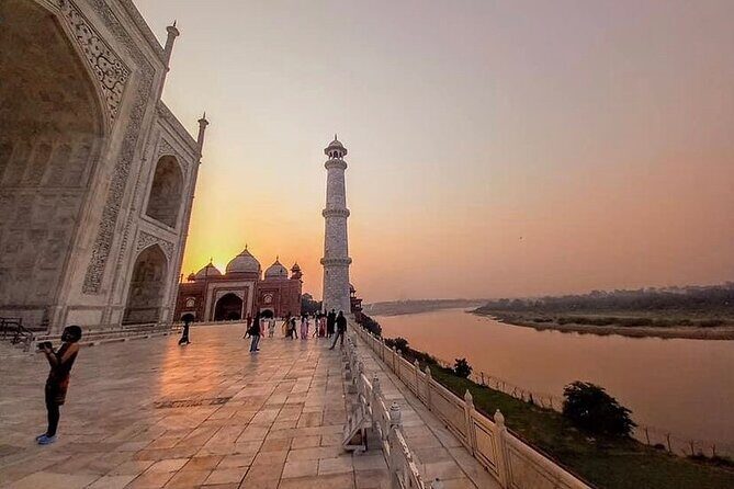 10 Days Package Tour in Rajasthan - First Day in Delhi: Qutub Minar and a low-stress arrival