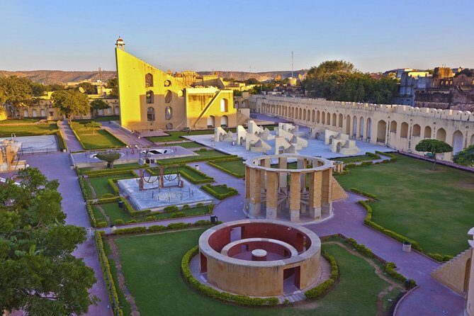 2 Days: Guided Jaipur Tour With Hotel, Lunch & Entry Fee - AC comfort + an English guide who connects the dots