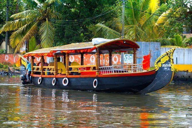 5 Day Kerala Private houseboat incl. Resort, Hotel, Cab Tourved - Munnar: Tea Gardens, Waterfalls, Dams, and the Viewpoints