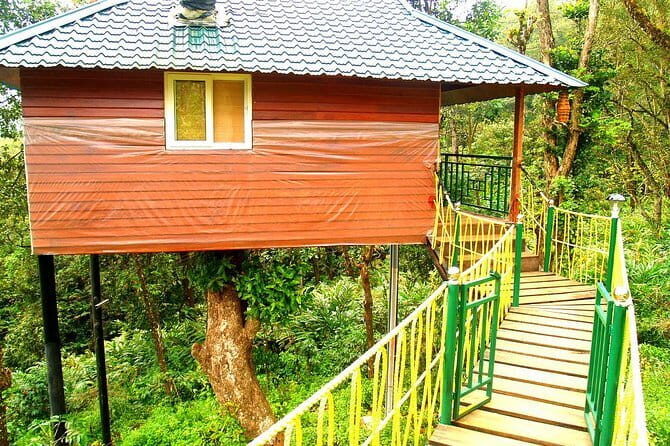 5 Day Kerala Private houseboat incl. Resort, Hotel, Cab Tourved - Alleppey Backwaters and Marari Beach: Slow Water Time, Then Coast