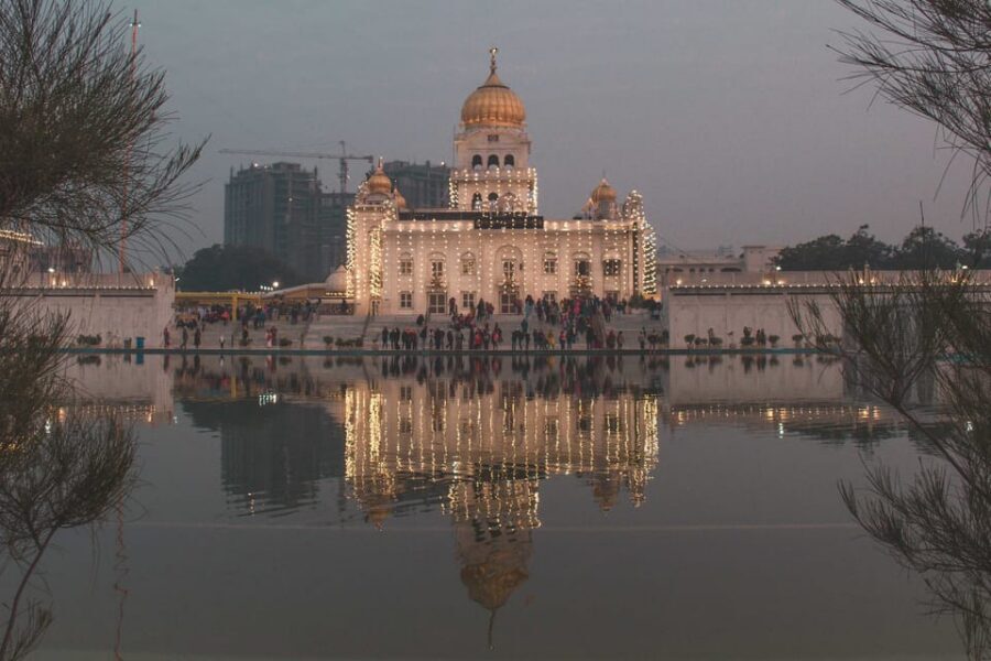 5-Hour Half-Day Delhi Temple Tour with Pick-Up & Drop-Off - Lotus Temple (Bahá’í House of Worship): A Quiet Pause in the Route