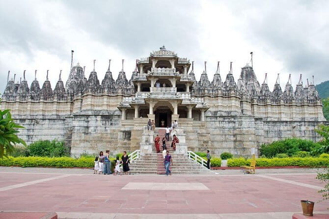7 Days Golden Triangle Tour with Jodhpur & Udaipur - Old Delhi to Agra in One Day: Rickshaw, Jama Masjid, and Qutub Minar