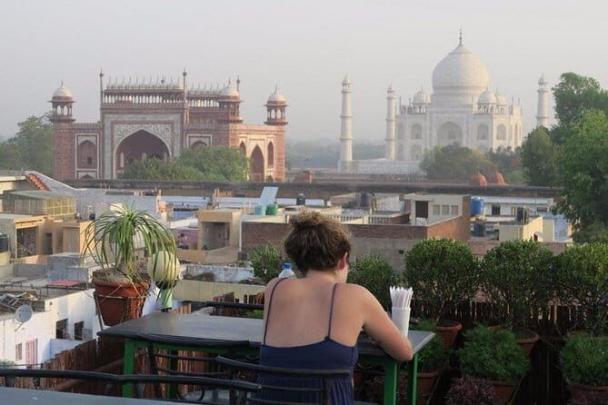 Affordable transfer from Agra to Lucknow - Road stops you can request for photos, food, and a breather