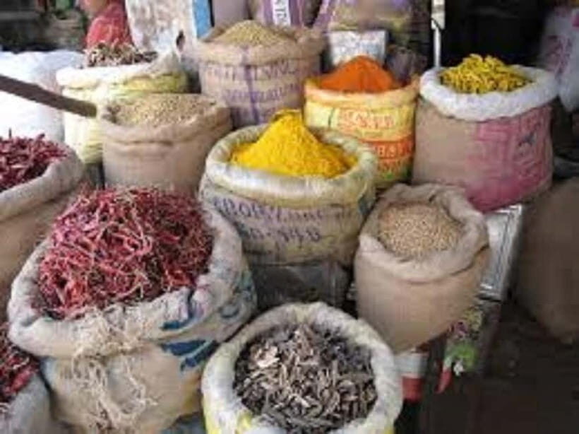 Agra : Old Bazar & Kinari Bazar Heritage Walking Tour. - Jama Masjid: the Mughal-style anchor before the markets