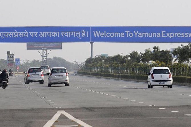 Agra : Private Transfer Agra to Delhi - Inside the car: A/C, cleanliness, and a driver who knows the route