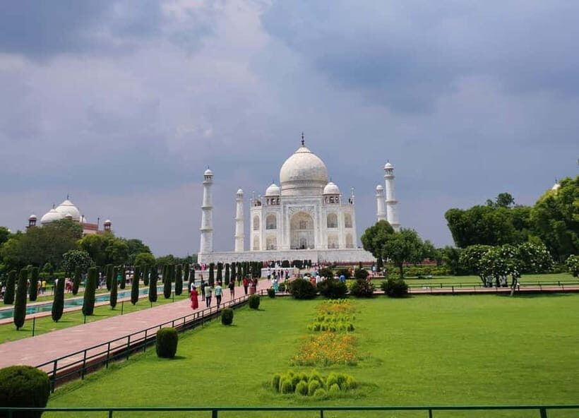 Agra: Taj Mahal Guided Tour with Photography & Rental Saree - Key points at a glance