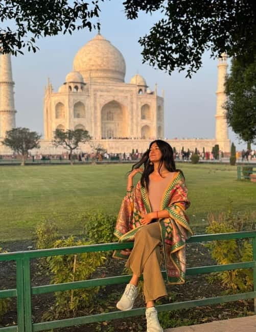 Agra: Taj Mahal Guided Tour with Photography & Rental Saree - The Taj Mahal guided walk: best photo spots and the guide factor