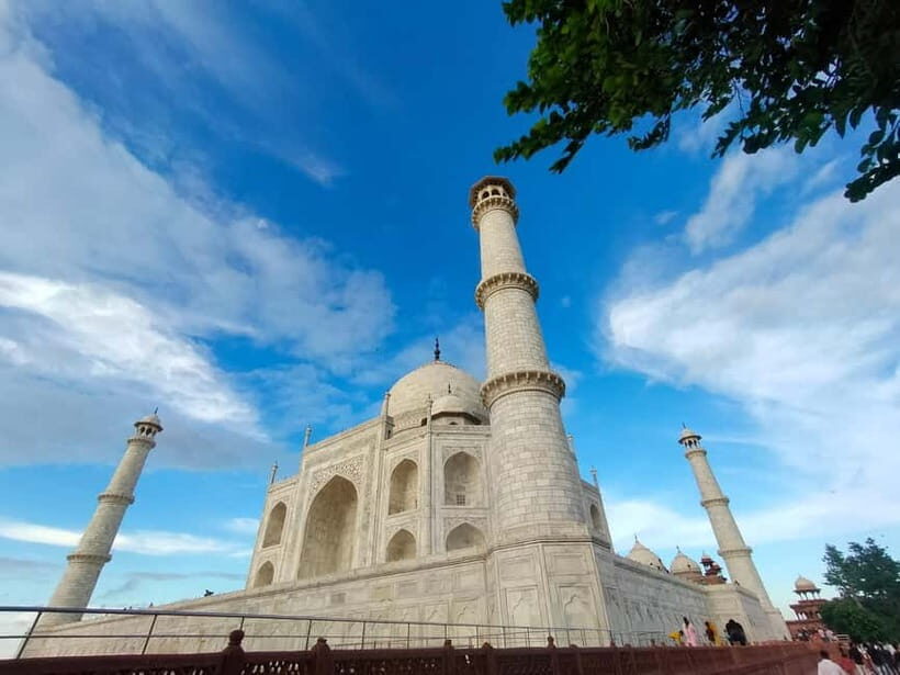Agra: Taj Mahal Guided Tour with Photography & Rental Saree - Who this tour suits best (and who should skip it)