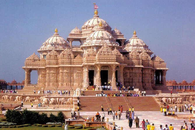 Akshardham Temple Evening Tour with Musical Fountain Show - Meeting at Akshardham Metro and the first “rules check”