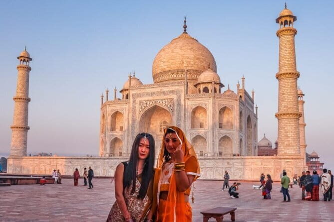 All Inclusive Private Taj Mahal & Agra Tour from Delhi by Car - Lunch at DoubleTree by Hilton Agra: a break you can actually use