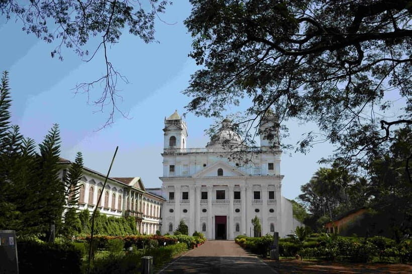 Baga/Calangute: South Goa Full-Day City Sightseeing Tour - Church Square: the finish you can see from a short distance