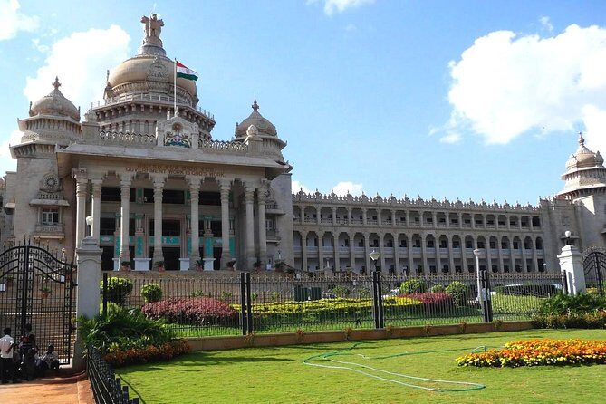 Bangalore City Tour (Lunch, Pick up & drop at hotel) - Commercial Street Shopping, MG Road Drop, and Church Street Walkability