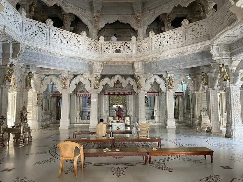 Bangalore: Palace, Temples, Fort & Markets Walking Tour - Vishnu Temple: Seeing Devotion Up Close