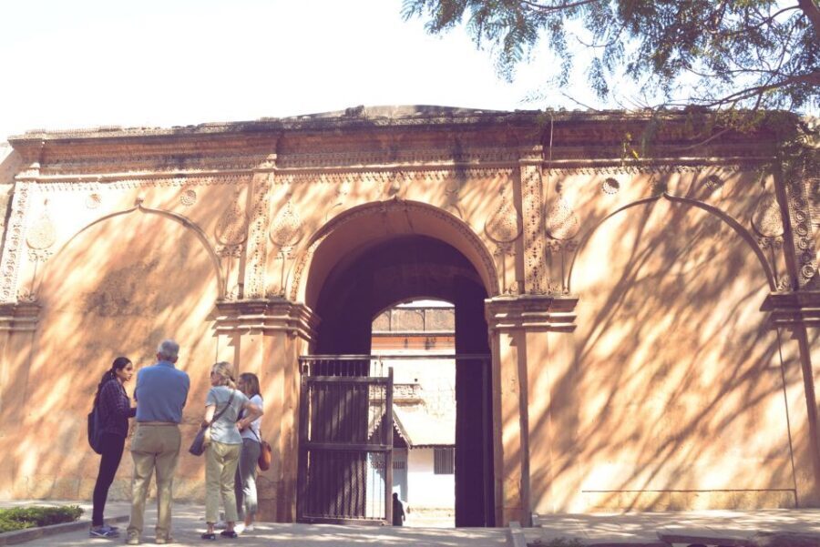 Bangalore: Walking Tour of Fort, Palaces, and Market - Getting your bearings on old streets (and why this guide style matters)