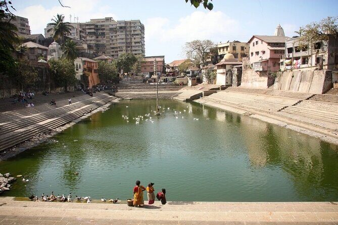 Banganga Walkeshwar Walking Tour - Stop 1: Walkeshwar’s 18 temples, memorial stones, and the Banganga Tank steps