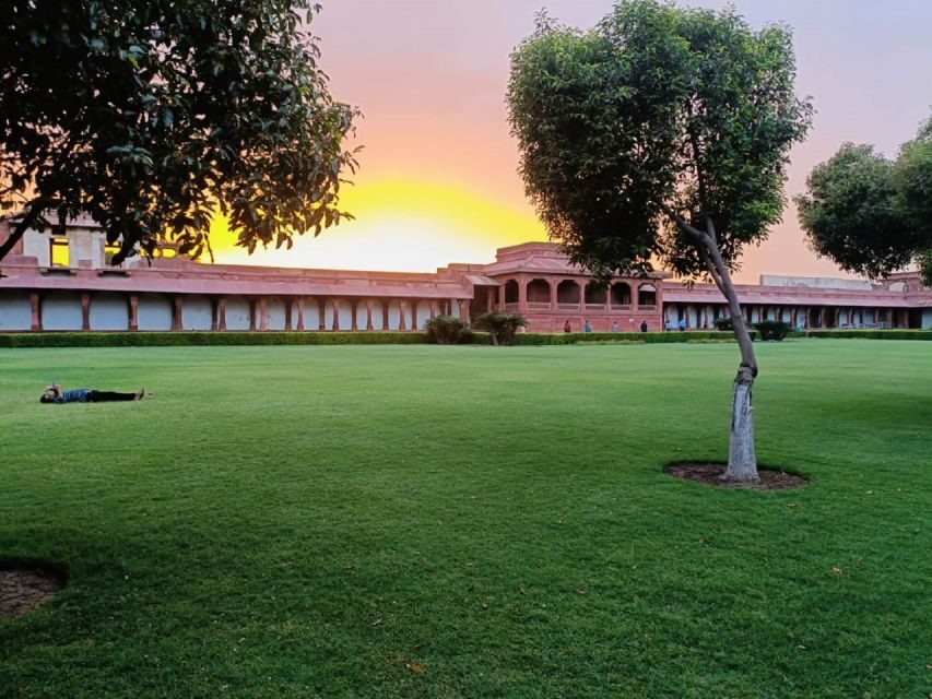 Book Official Tour Guide for Fatehpur Sikri. - The tomb of Sheikh Salim Chishti: where meaning adds weight
