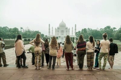Day Trip to Taj Mahal from Delhi - Arriving in Agra: a guide who manages the big moment