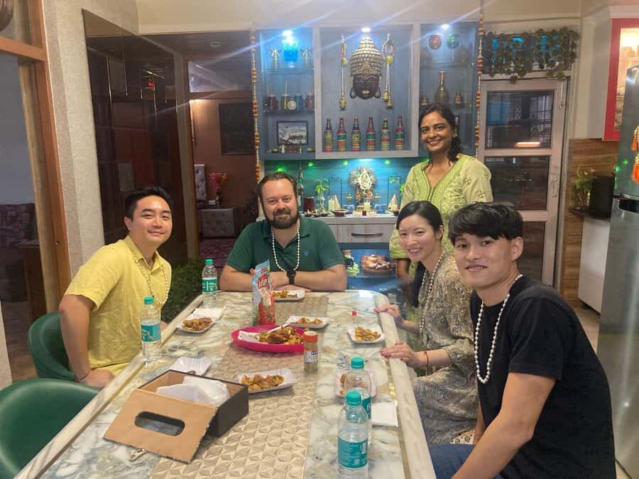 Delhi: AI Cooking Class and Much More in a Local Family Home - The welcome: Maala, chai, and first impressions that matter