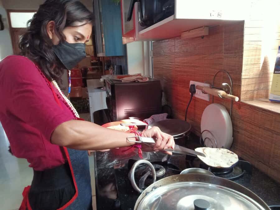 Delhi: AI Cooking Class and Much More in a Local Family Home - Inside a Hindu home: temple visit and daily-life context
