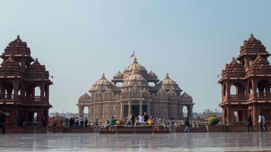 Delhi: Akshardham Temple, India Gate & Safdarjung Night Tour - Pickup in a private car: reducing Delhi stress fast