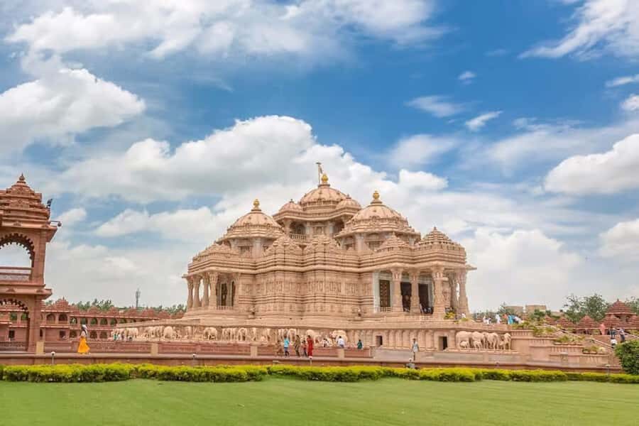 Delhi: Akshardham Temple Tour with Water & Light Show by Car - India Gate and Rajpath: architecture views without the paperwork