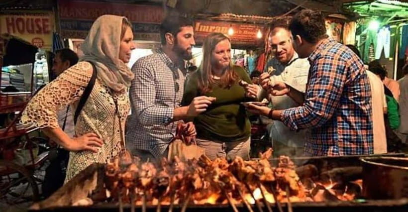 Delhi: Chandni Chowk & Spices Shoping Tour Through Tuk-Tuk - Start near Sunehri Masjid: the positioning trick by Red Fort