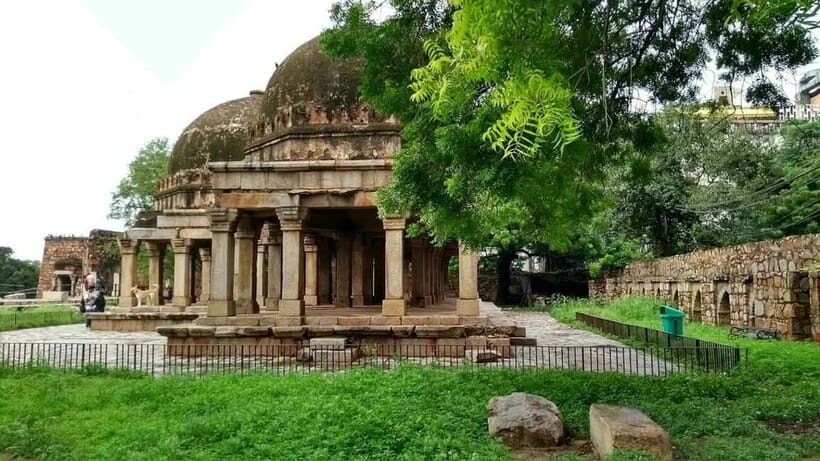 Delhi City Hidden Gems Tour - Cover the Uncovered Sites - Guides and Drivers: The Difference Between Seeing and Understanding