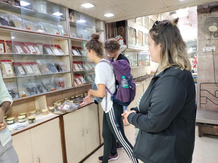 Delhi: Customized Shopping Tour with Female Consultant - South Delhi retail feel: INA Market and Central Craft Cottage Industries