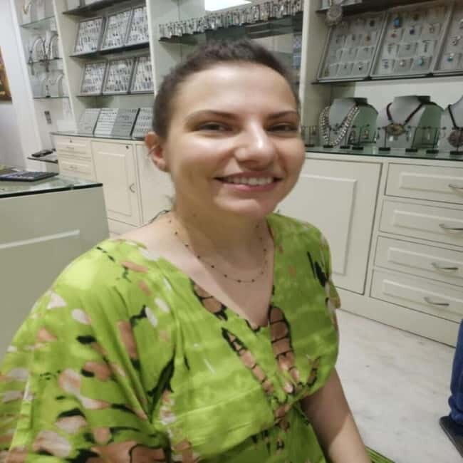 Delhi: Customized Shopping Tour with Female Consultant - Dariba Kalan: pearls, precious stones, and jewelry street logic