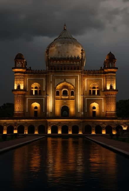 Delhi: Evening City Tour with Private Guide By Car - India Gate after dark: war memorial, crowd energy, and street life