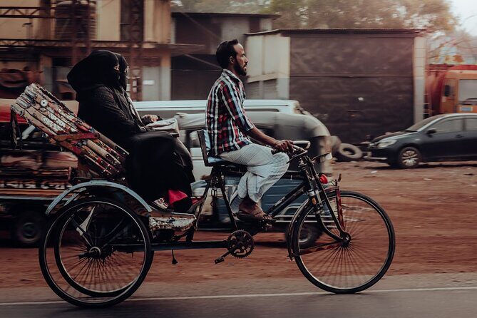 Delhi: Explore Old Delhi on Tuk Tuk with Shopping and Street Food - Chandni Chowk and Khari Baoli: spices, shopping, and quick lessons