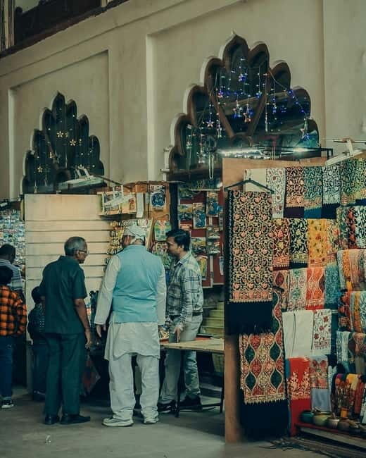 Delhi: Guided Shopping Tour Experience with Female Expert - How the Female Guide Changes Everything (Bargaining Without Stress)