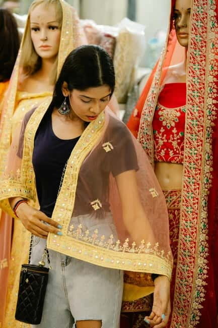 Delhi: Guided Shopping Tour Experience with Female Expert - Dilli Haat: Craft Shopping With Snacks and Chai in the Mix