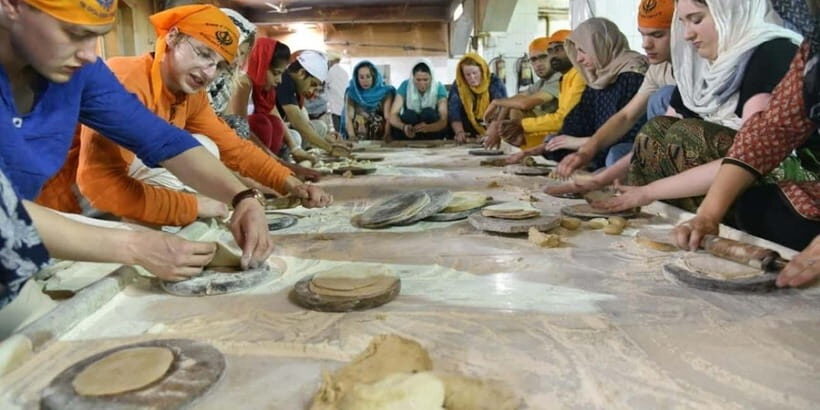 Delhi: Gurudwara Bangla Sahib Tour with Langar Meal - The prayer chants and Sikh customs you’ll actually notice