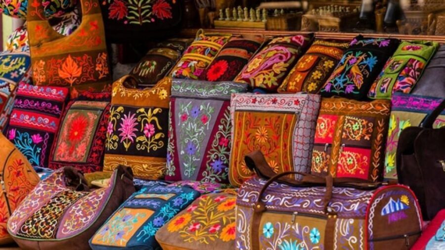 Delhi: Half day Shopping tour with guide by car. - Dilli Haat and Golden Arcade Cottage Emporium: Art, Pashmina, Carpets, and Heritage-Style Finds