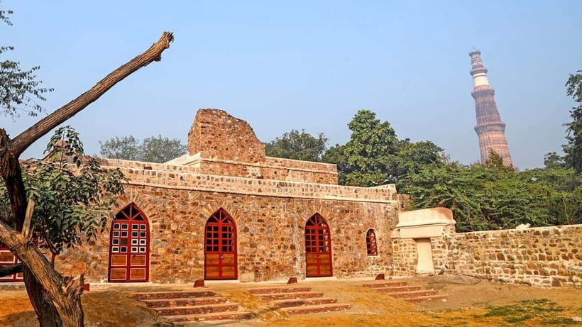 Delhi: Mehrauli Archaeological Park Tour with Hotel Pickup - Languages and who this tour suits best