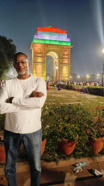 Delhi : Nightlife Tour with private car, guide & driver - Connaught Place street food: 90 minutes of local flavor without the guesswork