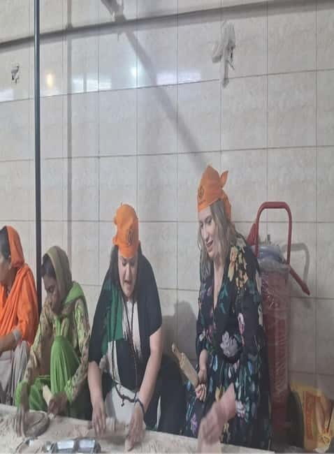 DELHI: Old And New Delhi Private Guided Tour With Entrances - Gurudwara Bangla Sahib: start with a calm, welcoming landmark