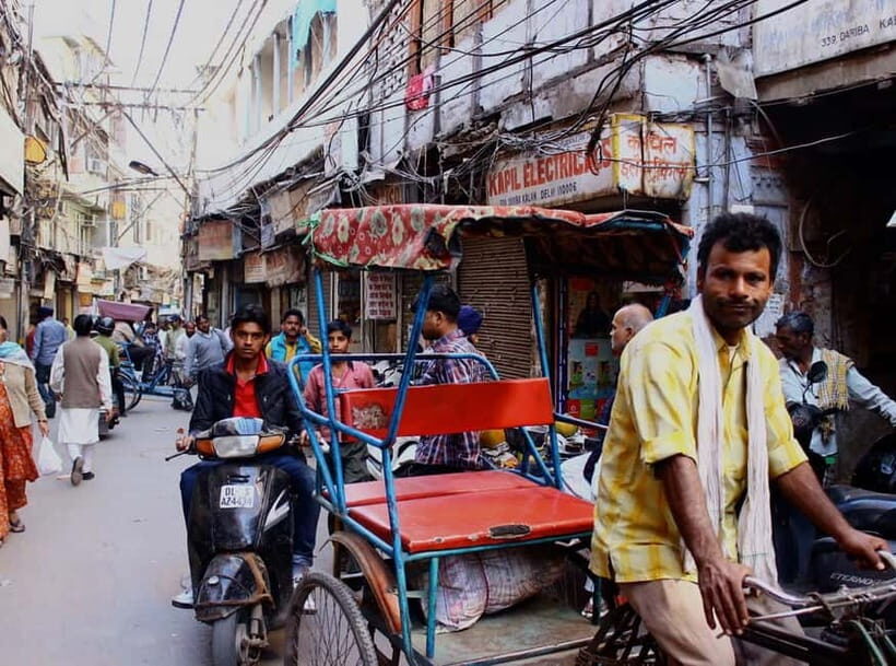 Delhi: Old Delhi and Chandni Chowk Tuk-Tuk Tour - Pickup and getting set for the day