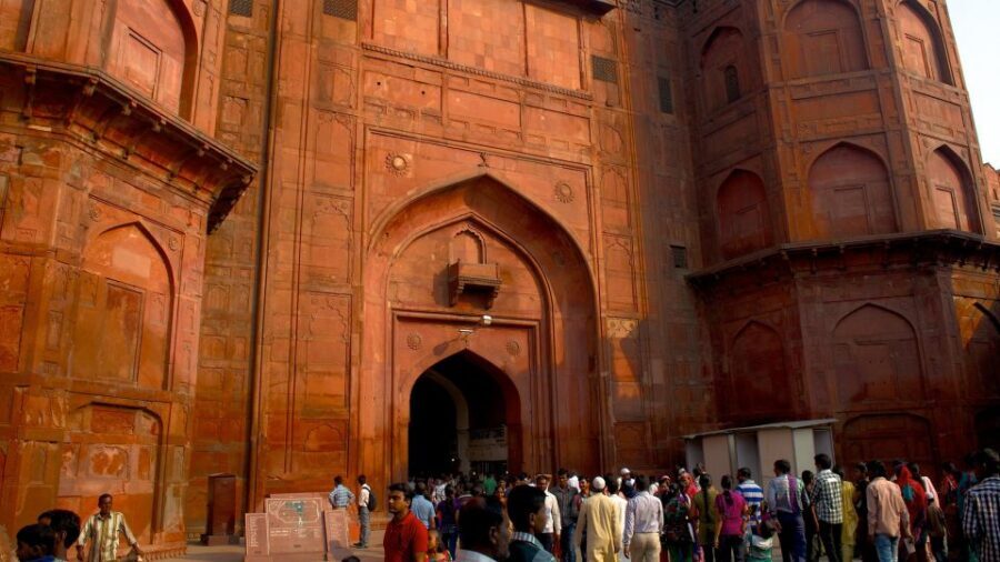 Delhi: Old Delhi City Tour with Tuk Tuk Ride & Street Food - Practical Tips Before You Go (Clothes, Shoes, Cameras, and Cash)