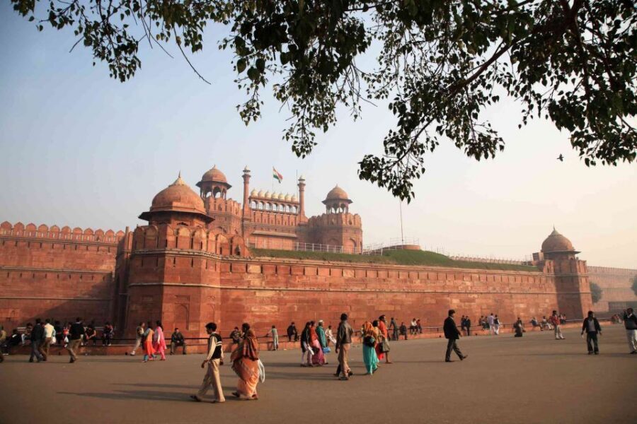 Delhi: Old Delhi City Tour with Tuk-Tuk Ride & Street Food - Gurudwara Sis Ganj Sahib and Langar: A Different Kind of Stop