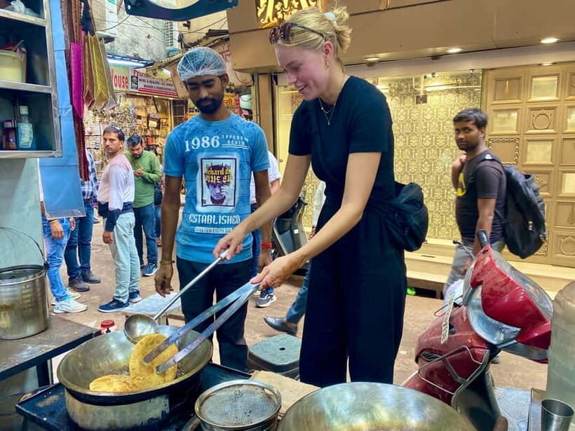 Delhi: Old Delhi's Street Food, Temples & Spice Market Tour - Sikh gurdwara and the mega kitchen: the most meaningful stop