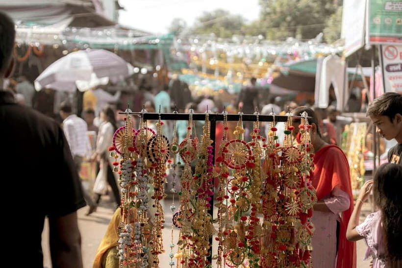 Delhi: Private Chandni Chowk, Dilli Haat & Spice Tour - Shopping smart: how to buy spices and crafts without getting steamrolled