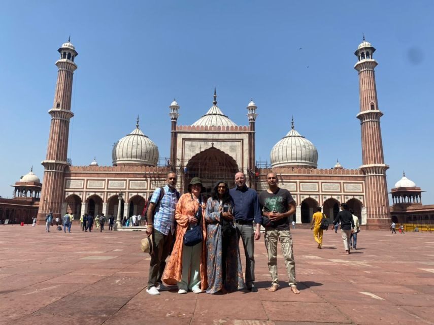 Delhi: Private Chandni Chowk, Food Tasting, & Tuk-Tuk Tour - A pause for Sikh faith: Gurudwara Sis Ganj Sahib and langar