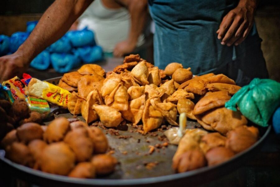 Delhi: Private Chandni Chowk, Food Tasting, & Tuk-Tuk Tour - Red Fort and India Gate: famous sights, short photo windows