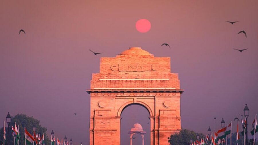 Delhi : Private Delhi Evening(Night) Tour by Car - 4 hours - India Gate after sunset: the photo stop that teaches you the layout