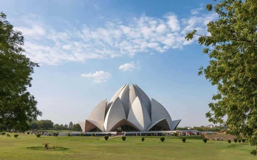 Delhi: Private Half-Day City Tour with Pickup & Highlights - Lotus Temple (and the Monday Qutub Minar swap)