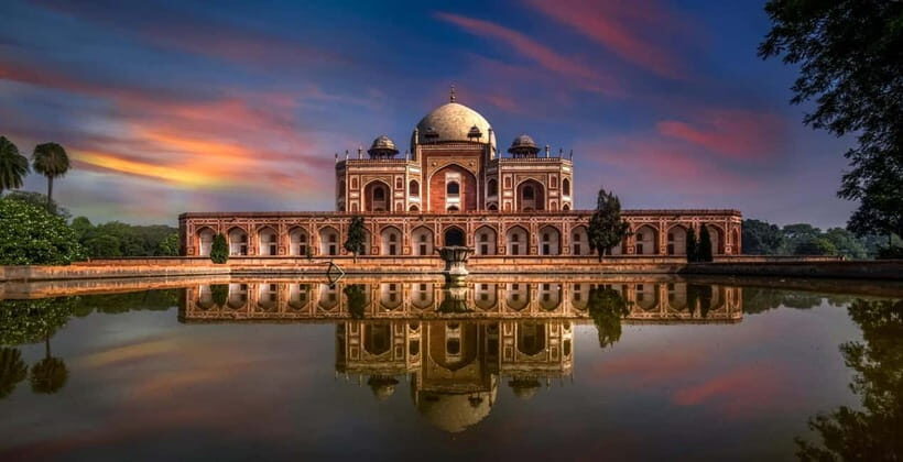 Delhi: Private Old & New Delhi Tour – Full or Half Day - India Gate and the Lotus Temple: two very different kinds of meaning
