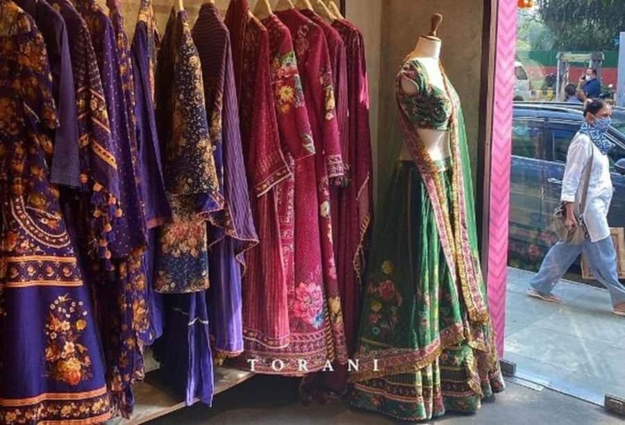 Delhi: Private Shopping Tour with Guide and Transfer - Dilli Haat and the Golden Arcade Cottage Emporium for Carpets and Handicrafts