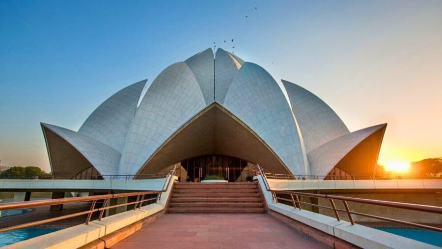 Delhi: Private Spiritual Sites Car Tour with Lunch and Entry - If your day lands on Monday: the Lotus and Akshardham swap